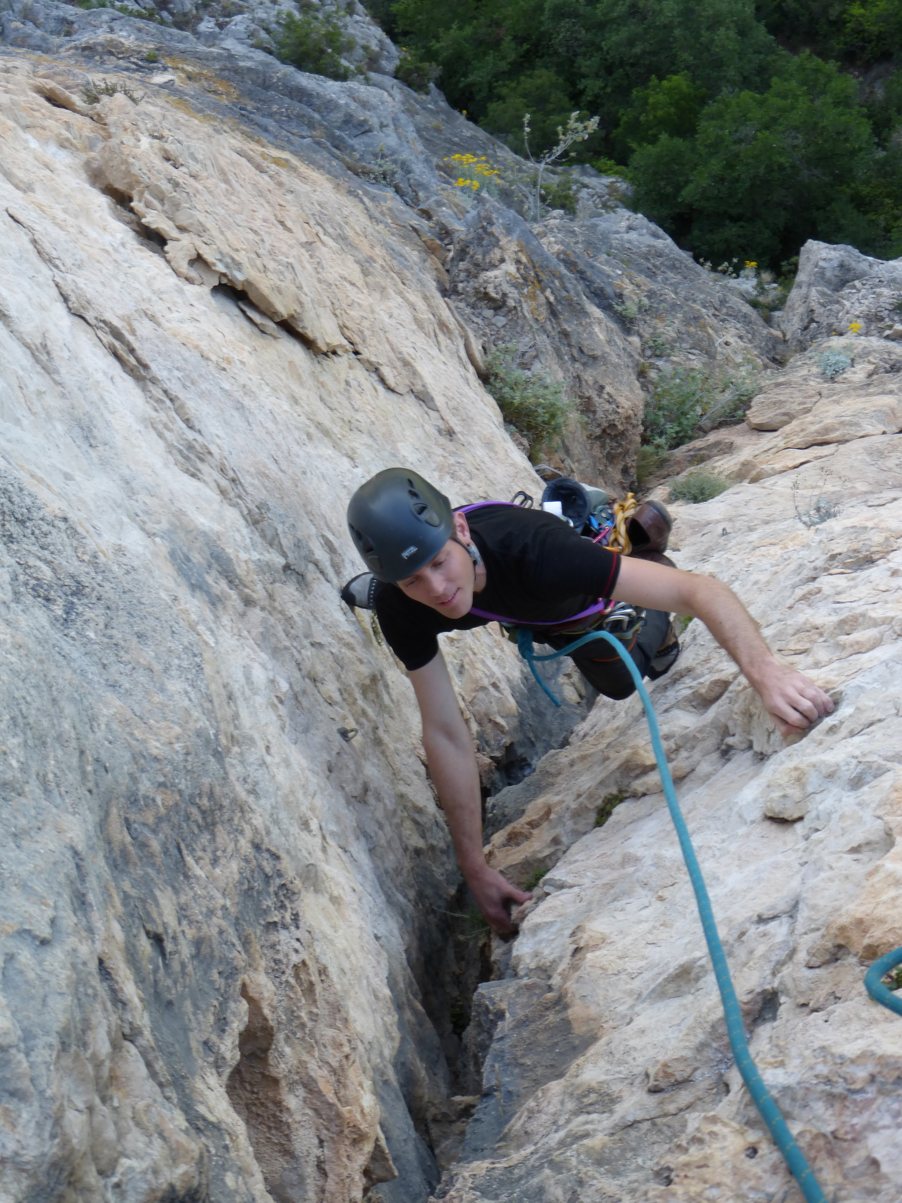 multi-pitch-climbing-long-route-baou